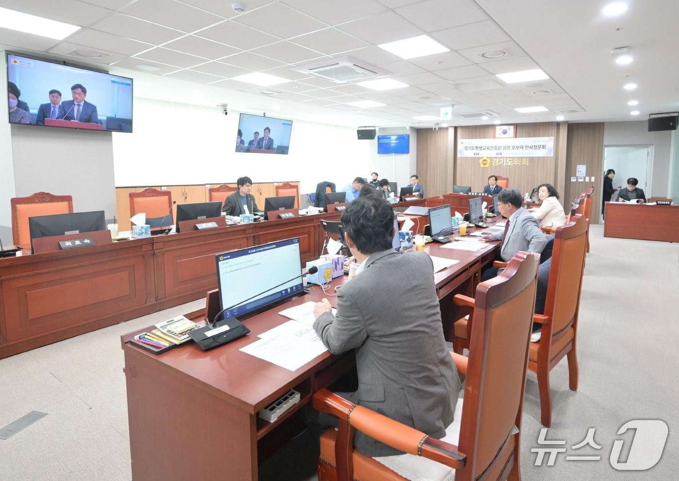 경기도의회가 15일 경기도평생교육원장과 경기연구원장 후보자를 상대로 한 인사청문회를 실시했다. 사진은 오후석 평생교육원장 후보자 인사청문회 모습.(경기도의회 제공. 재판매 및 DB금지)/뉴스1