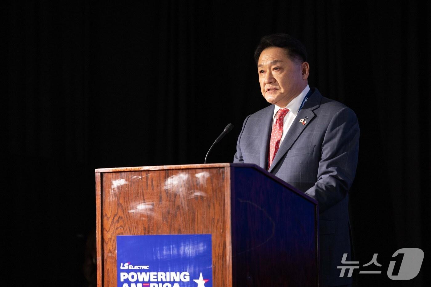 구자균 LS일렉트릭 회장이 14일(현지시간) 텍사스주 배스트럽시에서 열린 북미 사업 지원 복합 캠퍼스 'LS일렉트릭 배스트럽 캠퍼스' 준공식에서 환영사를 하고 있다(LS일렉트릭 제공). ⓒ 뉴스1