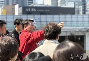 본문 이미지 - 김성수 해운대 구청장이 민원 현장을 찾아 주민 불편 사항을 확인하고 있다.(해운대구청 제공. 재판매 및 DB 금지)