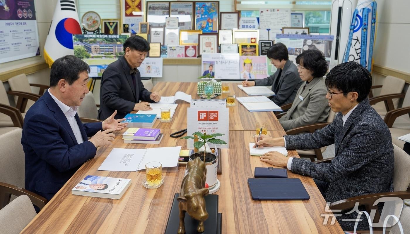 충북 증평군은 이재영 군수가 입시·교육 전문가 심정섭 더나음연구소장과 만나 '미래지향적 교육도시 증평' 실현을 위한 비전과 전략을 공유했다.(증평군 제공)/뉴스1