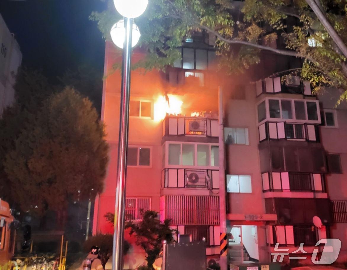 본문 이미지 - 15일 오후 9시 54분쯤 경북 경산시 계양동 5층 아파트 3층에서 불이 났다.(경북소방본부 제공) 2025.4 .16/뉴스1