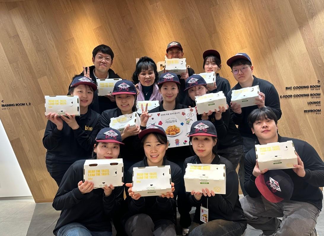 본문 이미지 - 다이닝브랜즈그룹 공채 신입사원들이 사회복지시설 관계자에게 치킨을 기부하고 기념 사진을 찍고 있다. (다이닝브랜즈그룹 제공)