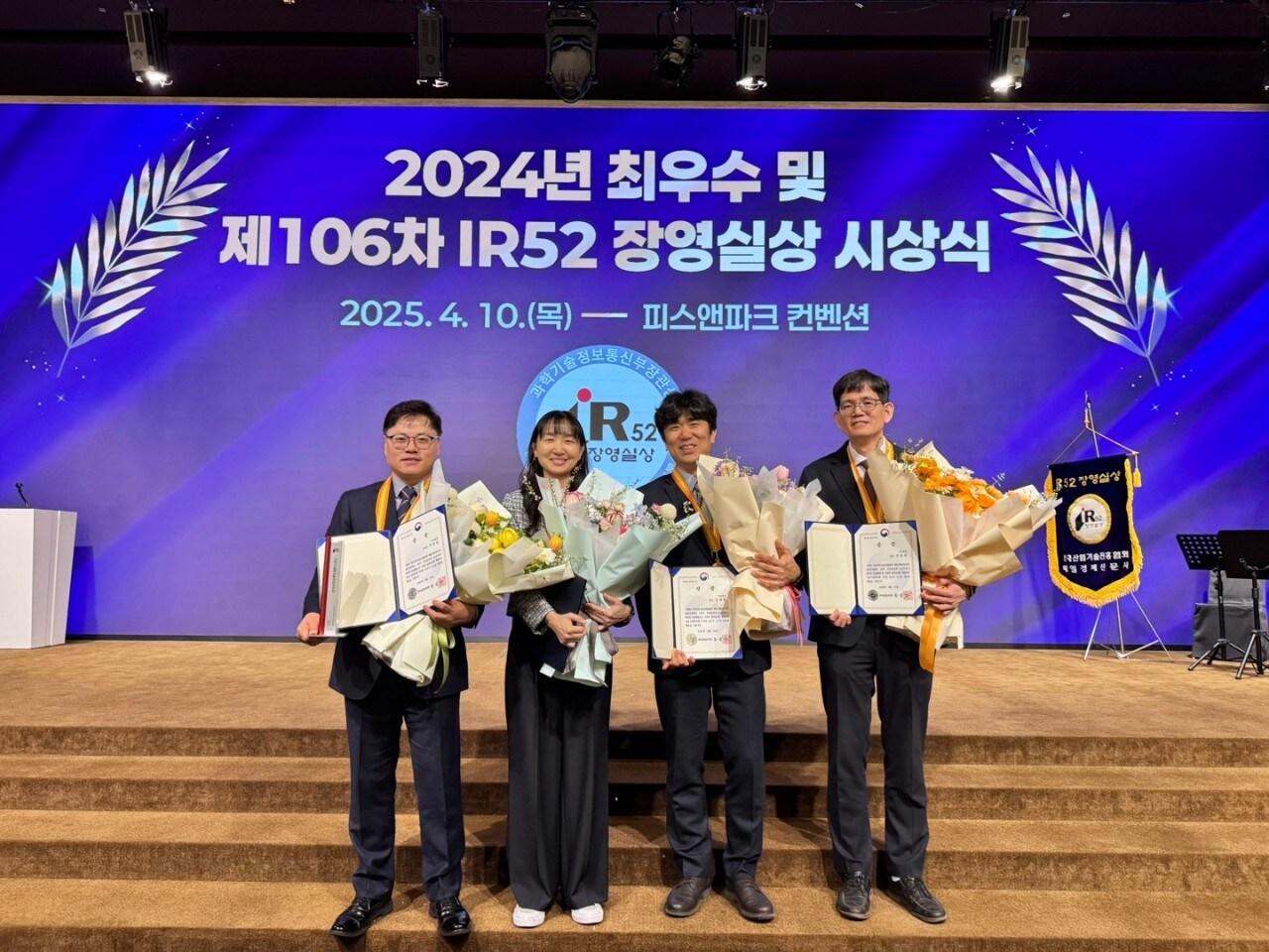 본문 이미지 -  IR52 장영실상 수상 후 사진촬영 중인 차경일 본부장, 이경 팀장, 신상민 팀장, 강길부 팀장(좌측부터)(GC녹십자 제공)