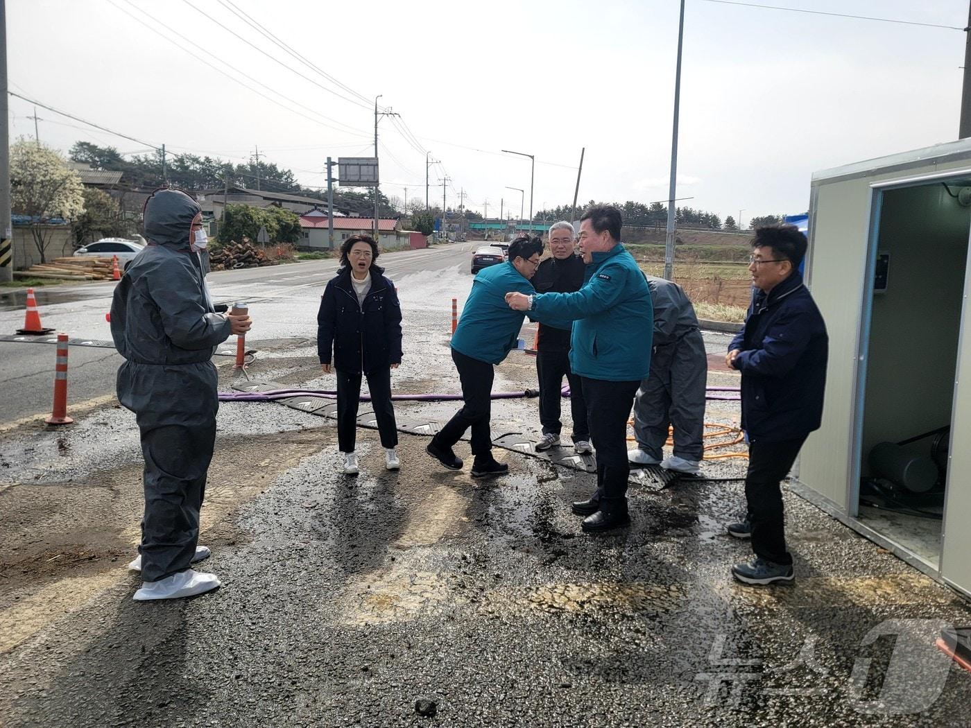 본문 이미지 - 구제역 방역 초소를 점검하고 있는 김산 군수 &#40;무안군 제공. 재판매 및 DB금지&#41; /뉴스1 2025.4.16/뉴스1 ⓒ News1 김태성 기자