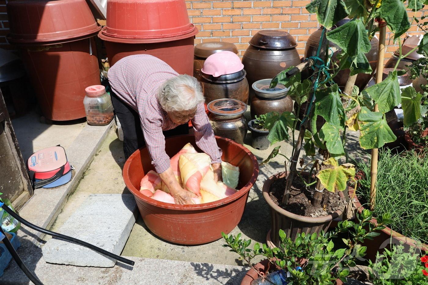 전남 곡성군 입면 흑석마을에 사는 '담양댁' 할머니가 이불 빨래를 하고 있다.(곡성군 제공. 재판매 및 DB 금지)
