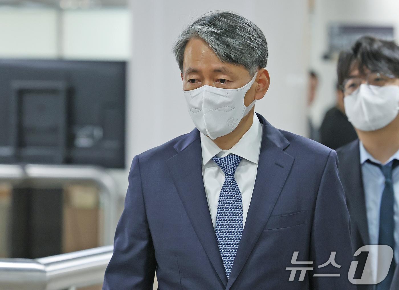 본문 이미지 - &#39;12·3 비상계엄&#39; 사태 관련 내란중요임무종사 등 혐의로 기소된 조지호 전 경찰청장이 16일 오전 서울 서초구 서울중앙지방법원에서 열린 공판에 출석하고 있다. 2025.4.16/뉴스1 ⓒ News1 장수영 기자