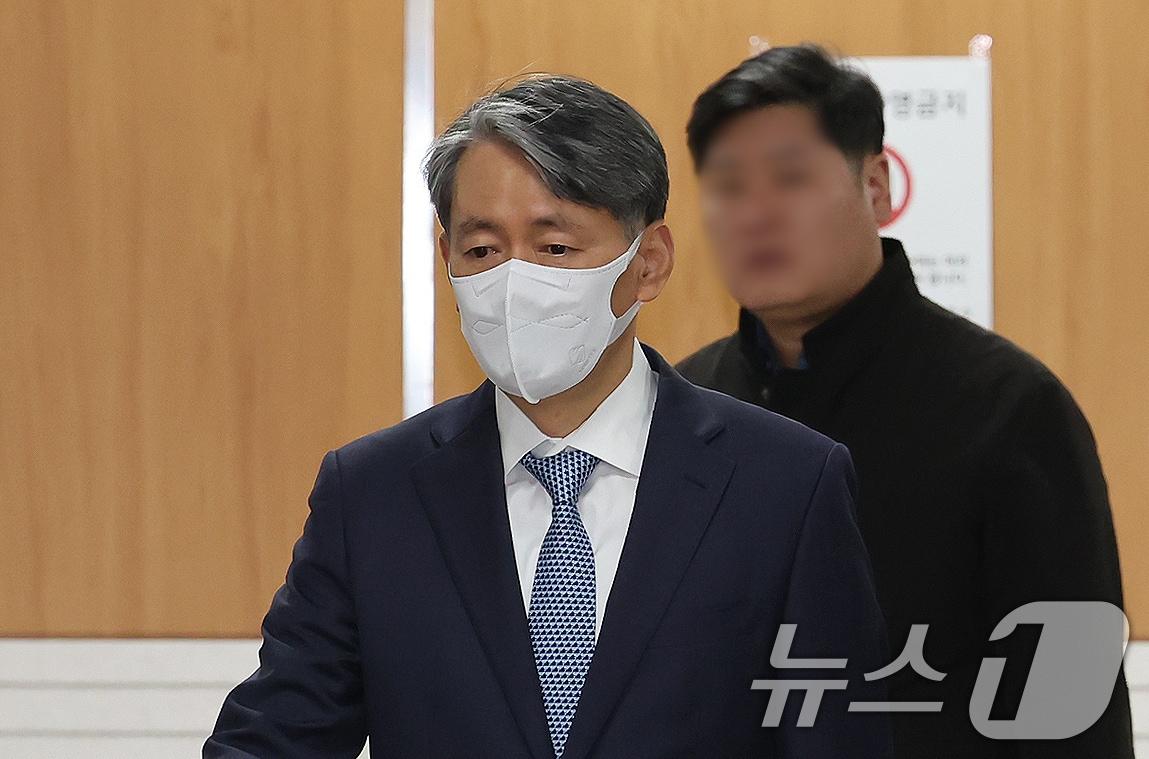 본문 이미지 - &#39;12·3 비상계엄&#39; 사태 관련 내란중요임무종사 등 혐의로 기소된 조지호 전 경찰청장이 16일 오전 서울 서초구 서울중앙지방법원에서 열린 공판에 출석하고 있다. 2025.4.16/뉴스1 ⓒ News1 장수영 기자