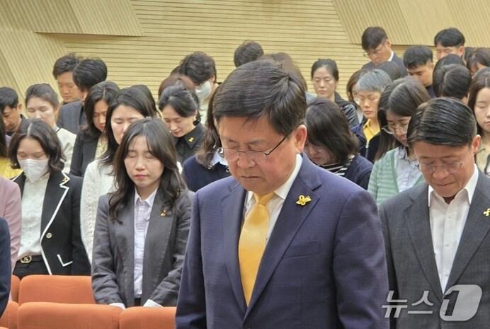 본문 이미지 - 세월호 11주기 기억식에서 묵념하는 최교진 세종교육감. ⓒ News1 장동열 기자