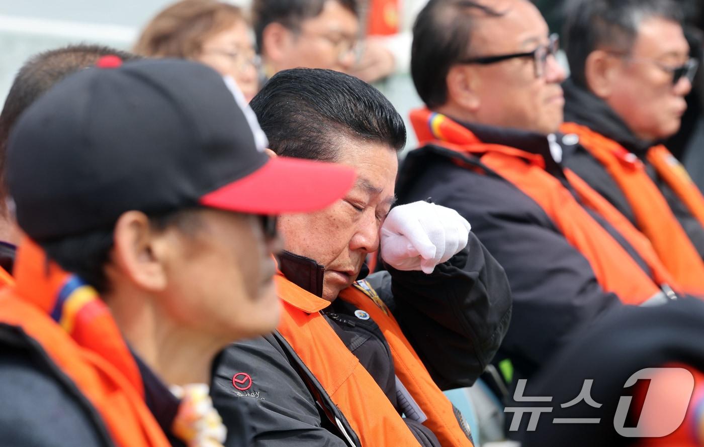 세월호 참사 11주기인 16일 오전 전남 진도군 동거차도 인근 세월호 참사 해역에서 열린 선상 추모식에서 2학년 9반 배향매 양 아버지 배희춘 씨가 눈물 흘리고 있다. 2025.4.16/뉴스1 ⓒ News1 이수민 기자
