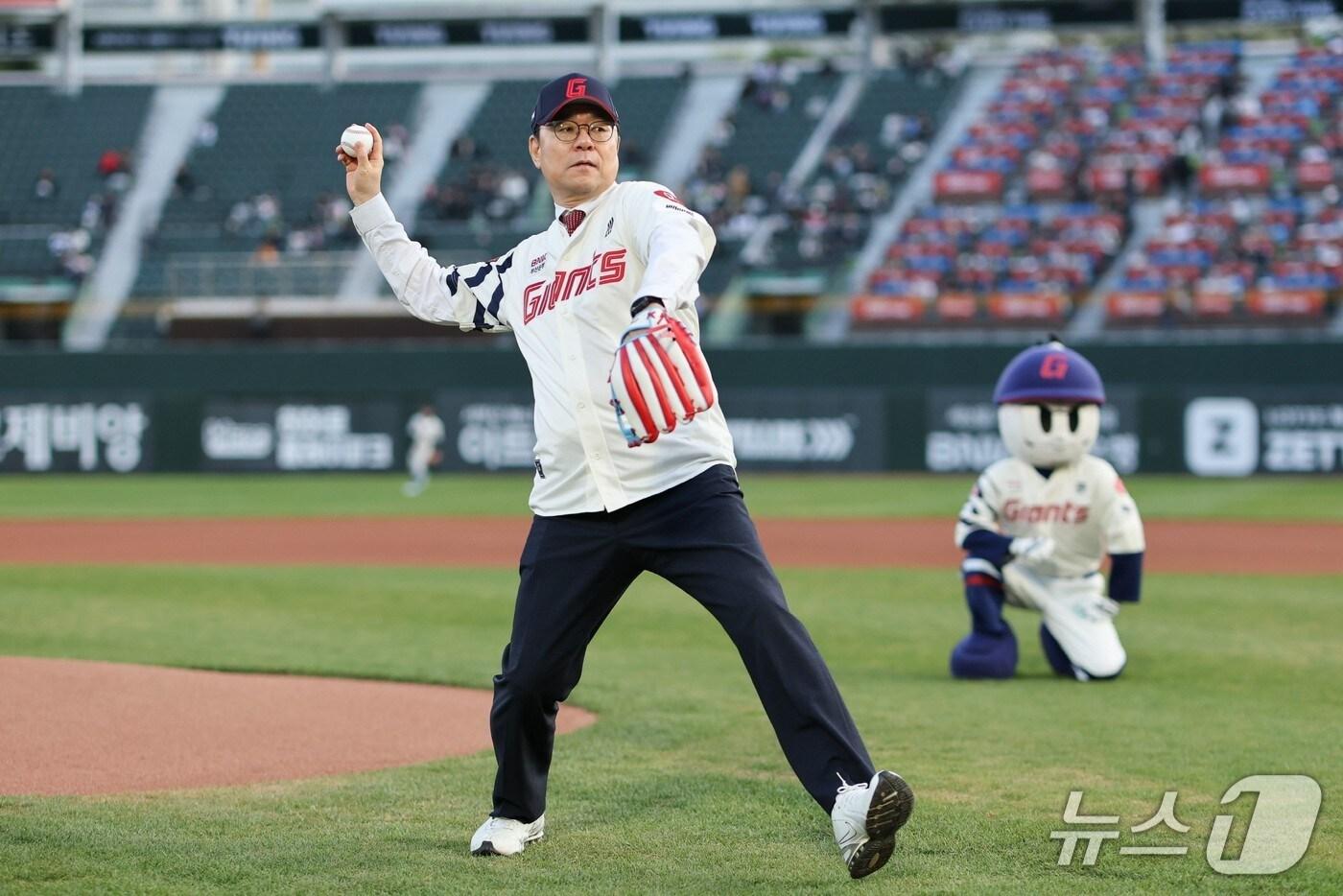 이상욱 고리원자력본부장이 15일 부산시 동래구 사직야구장에서 시구를 하고 있다.(고리원전 제공. 재판매 및 DB 금지)