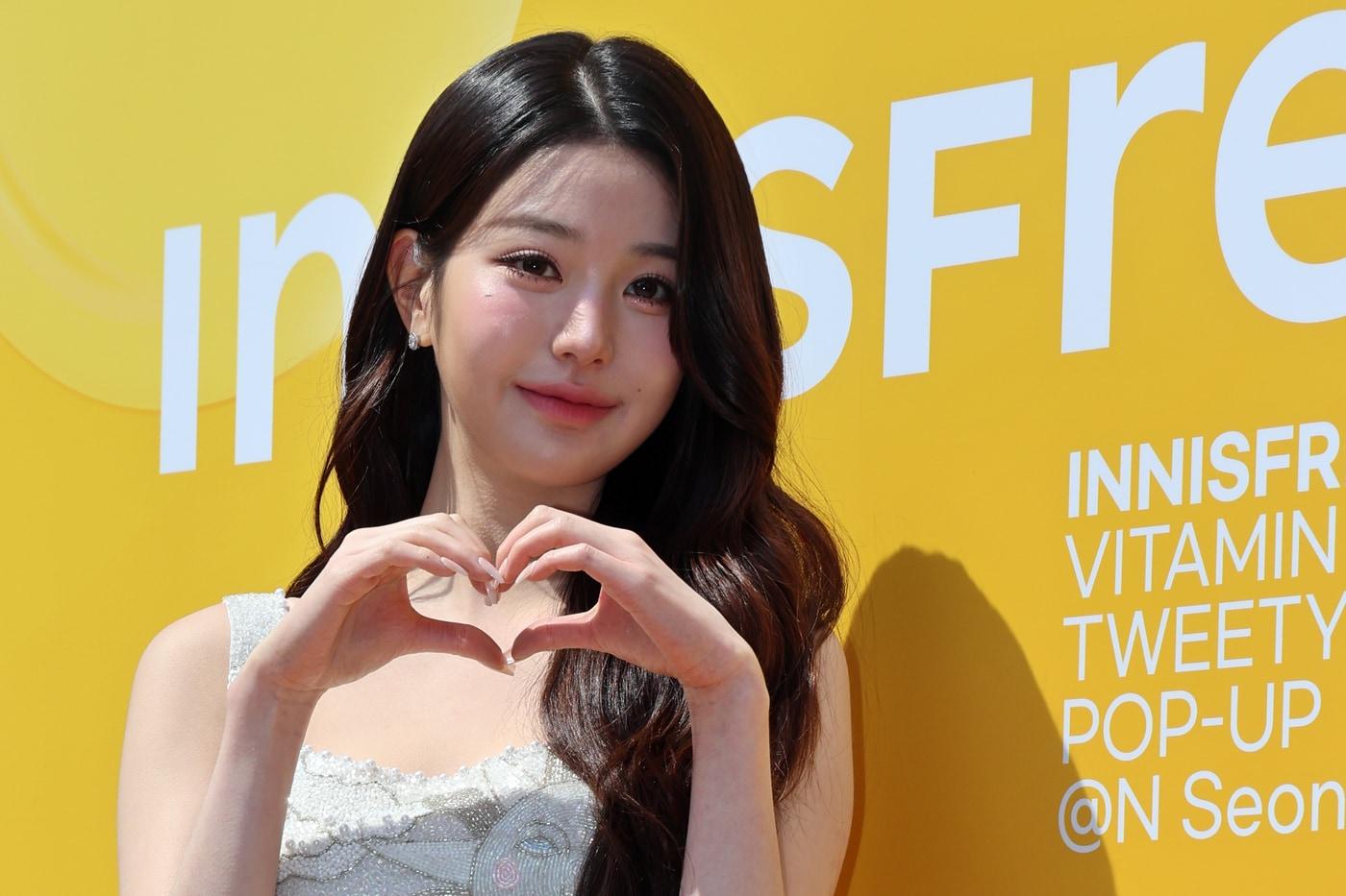 그룹 아이브 장원영이 16일 오전 서울 성동구 올리브영N 성수에서 열린 &#39;이니스프리 비타민C 트위티 에디션 팝업&#39; 포토콜에 참석해 포즈를 취하고 있다. 2025.4.16/뉴스1 ⓒ News1 황기선 기자