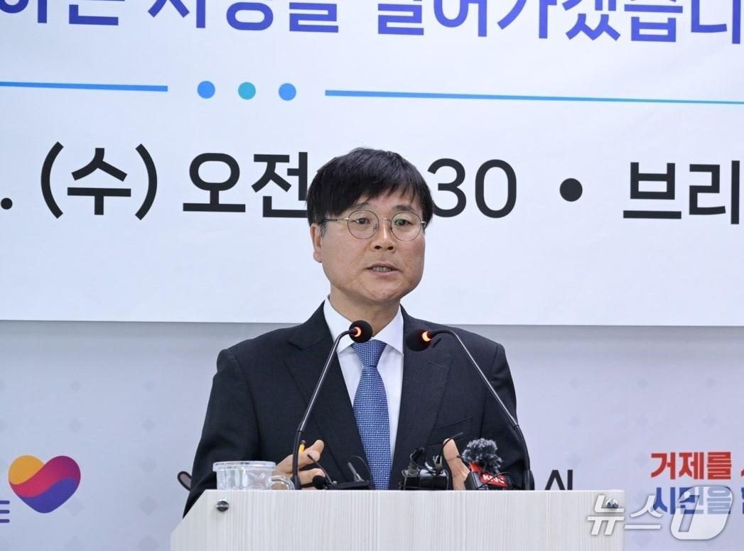 본문 이미지 - 16일 거제시청 브리핑룸에서 변광용 시장이 민생회복지원금 지급 추진 계획을 설명하고 있다.(거제시 제공. 재판매 및 DB금지.)