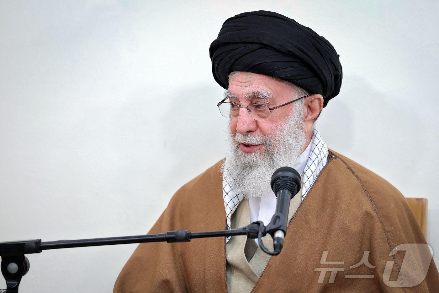아야톨라 알리 하메네이 이란 최고 지도자가 15일&#40;현지시간&#41; 테헤란에서 최고 관리들과 회의서 “미국과의 첫 협상이 잘 진행됐다&#34;고 말하고 있다. 2025.04.16 ⓒ AFP=뉴스1 ⓒ News1 우동명 기자