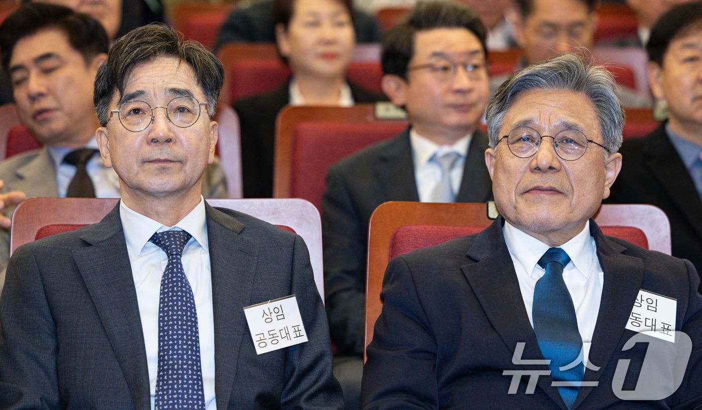 본문 이미지 - 유종일, 허민 성장과 통합 상임공동대표가 16일 오전 서울 여의도 국회도서관에서 열린 성장과 통합 출범식에 참석해 있다. 2025.4.16/뉴스1 ⓒ News1 이재명 기자