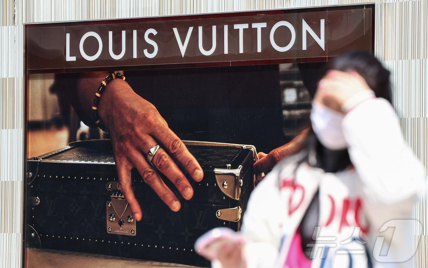 본문 이미지 - 서울 시내 한 루이비통 매장의 모습. 2025.4.16 ⓒ 뉴스1 김도우 기자