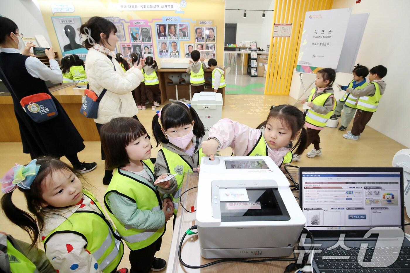 제21대 대통령선거를 48일 앞둔 16일 오전 대구청소년문화의집 꼼지락발전소에 마련된 선거홍보관을 찾은 어울림유치원 어린이들이 모의 신분증을 이용해 투표 체험을 하고 있다. &#40;기사 내용은 사진과 무관&#41; 2025.4.16/뉴스1 ⓒ News1 공정식 기자