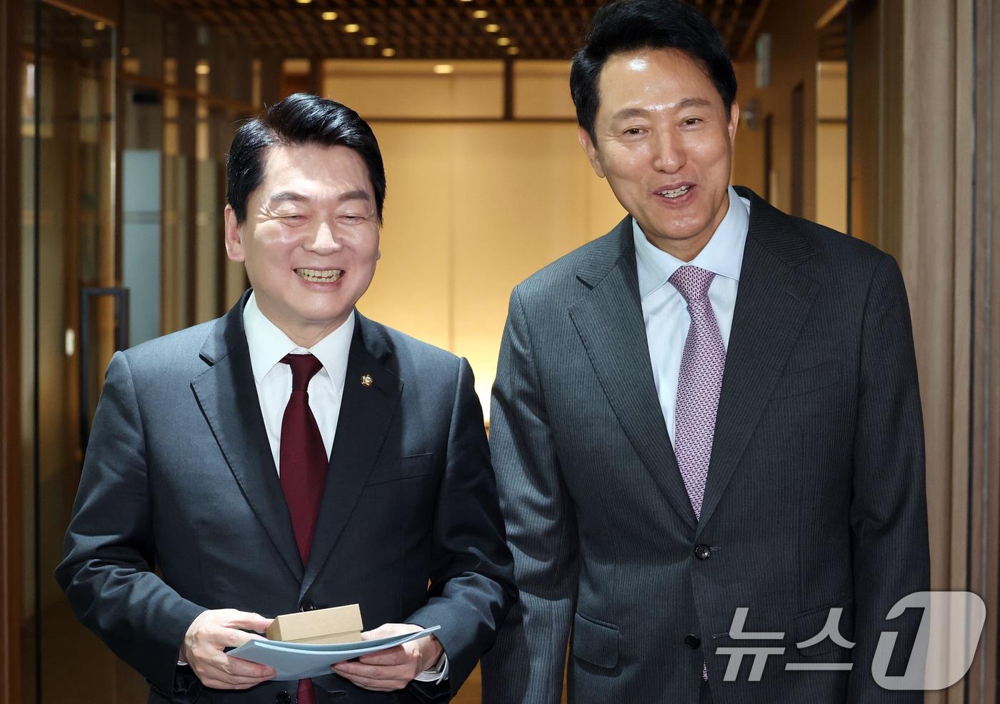 제21대 대통령선거에 출마하는 안철수 국민의힘 국회의원이 16일 서울시청에서 오세훈 시장과 회동을 마치고 나오고 있다. 2025.4.16/뉴스1 ⓒ News1 김명섭 기자