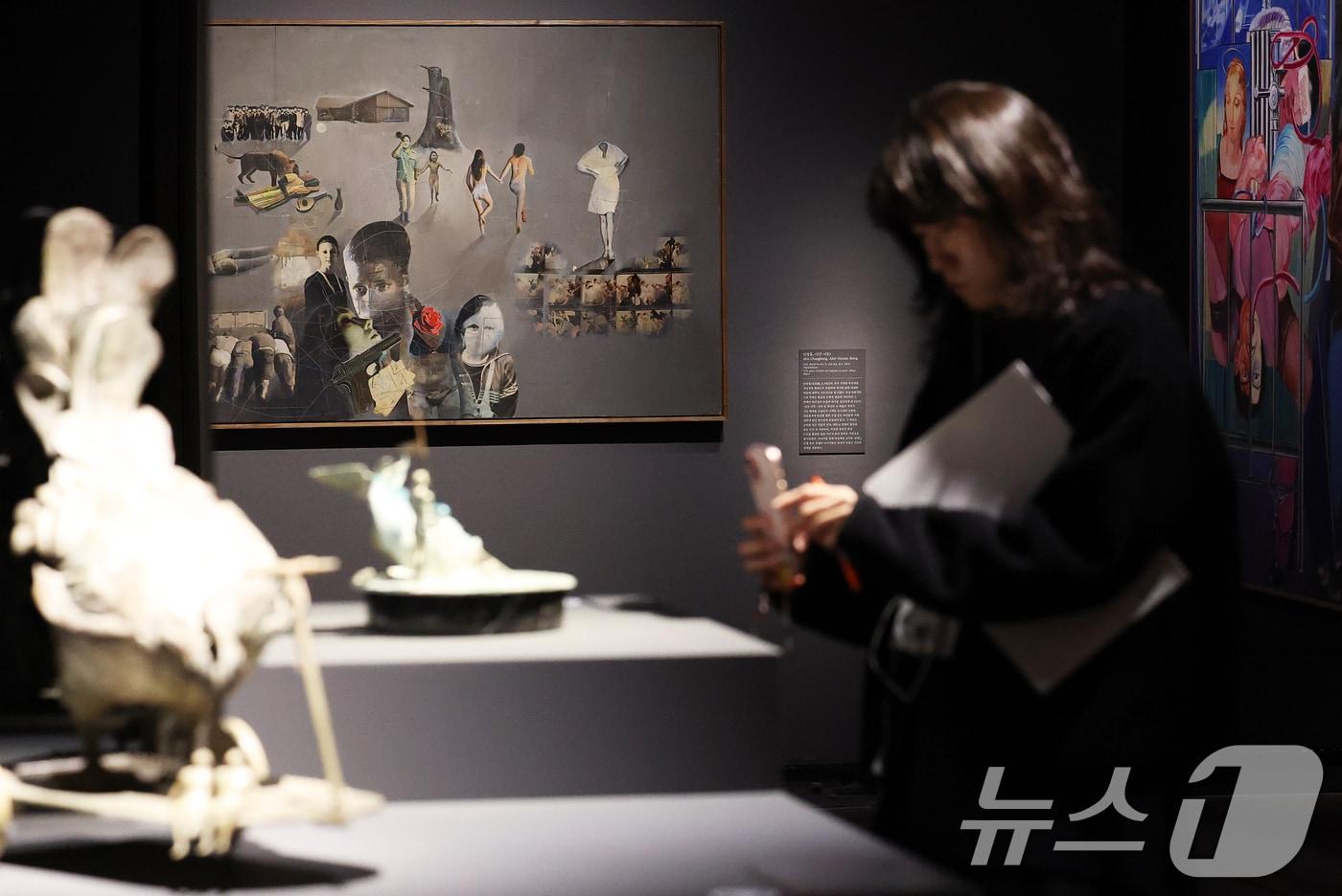 16일 서울 중구 국립현대미술관&#40;MMCA&#41; 덕수궁에서 열린 ‘초현실주의와 한국근대미술’展 언론공개회에서 관계자들이 작품을 감상하고 있다. 이번 전시에서는 평생 초현실주의적 세계를 탐구한 우리나라 근대미술 작가 김욱규·김종남&#40;마나베 히데오&#41;·김종하·신영헌·김영환·박광호 6인의 작품을 통해 20세기 한국미술사에서 소홀히 다루어진 근대미술 작가를 발굴하고 최초로 재조명한다. 17일부터 7월 6일까지 국립현대미술관 덕수궁. 2025.4.16/뉴스1 ⓒ News1 오대일 기자