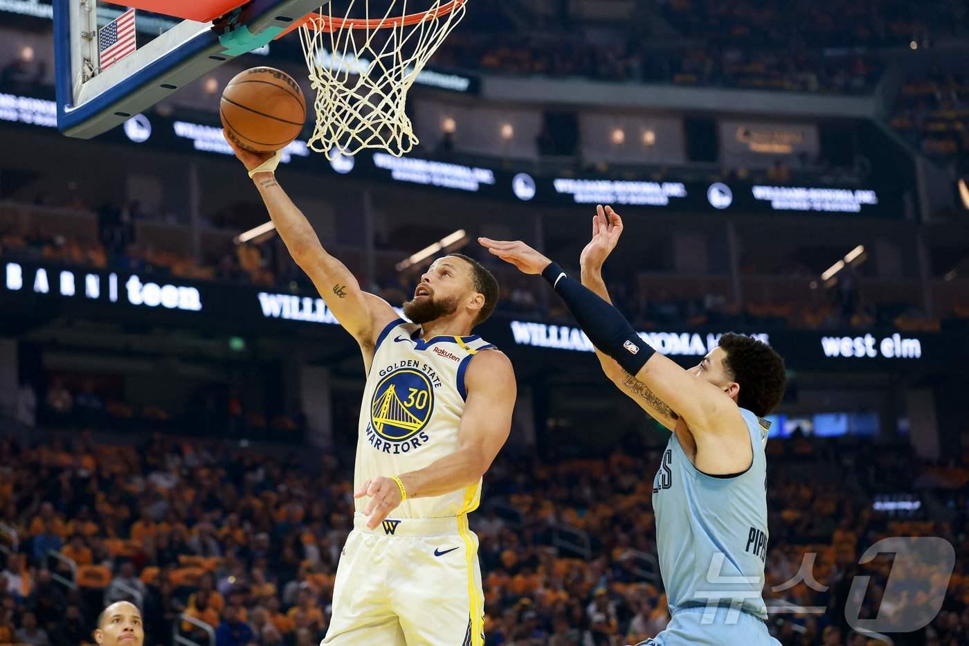 NBA 골든스테이트 커리가 멤피스와 경기에서 레이업을 하고 있다.ⓒ AFP=뉴스1