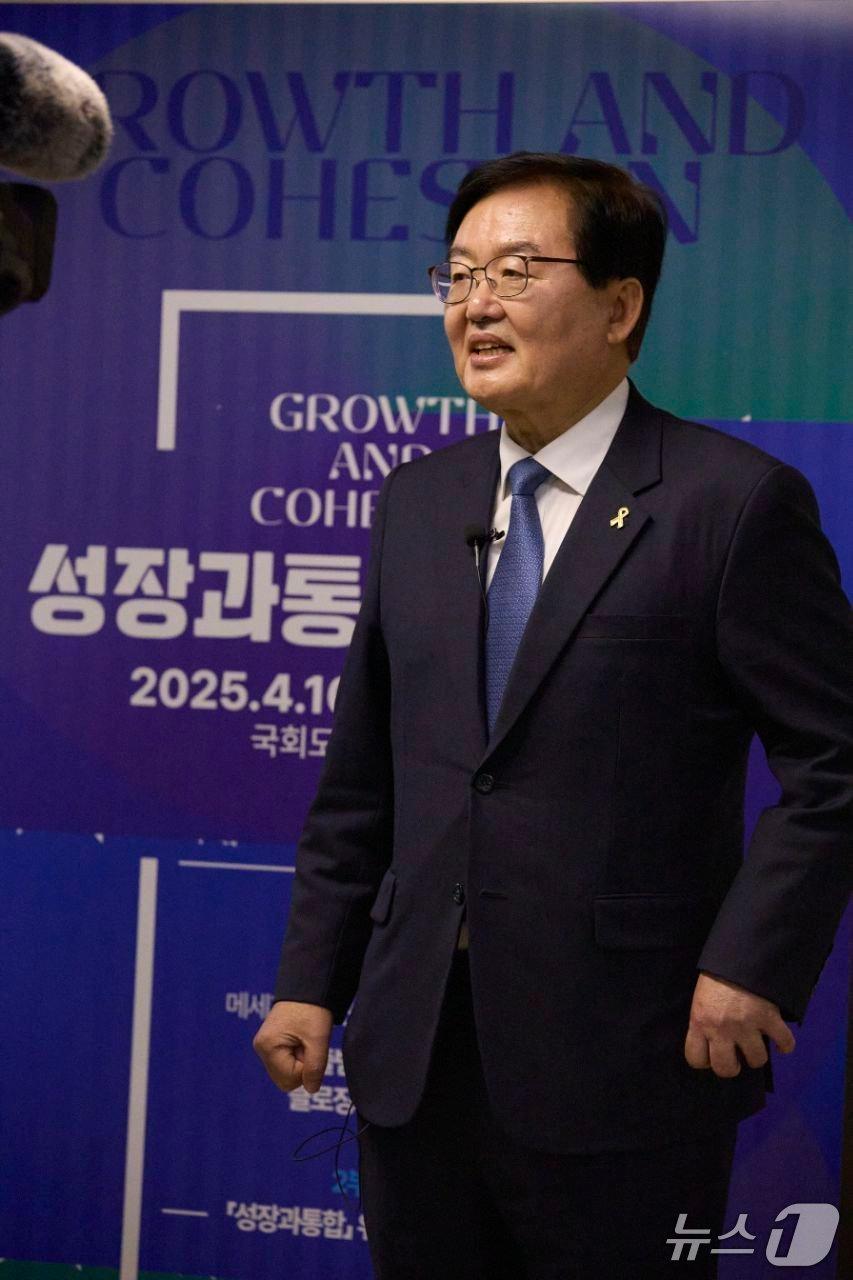 본문 이미지 - 16일 오전 이재명 민주당 대선 경선 후보 싱크탱크 '성장과통합' 출범식에 참여한 문인 광주 북구청장의 모습.(광주 북구 제공. 재판매 및 DB 금지)