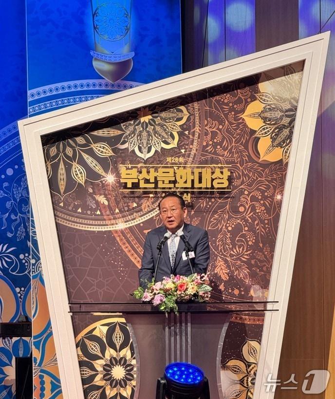 본문 이미지 - 김현겸 팬스타그룹 회장이 16일 부산문화대상 시상식에서 발언하고 있다.(팬스타그룹 제공. 재판매 및 DB 금지)