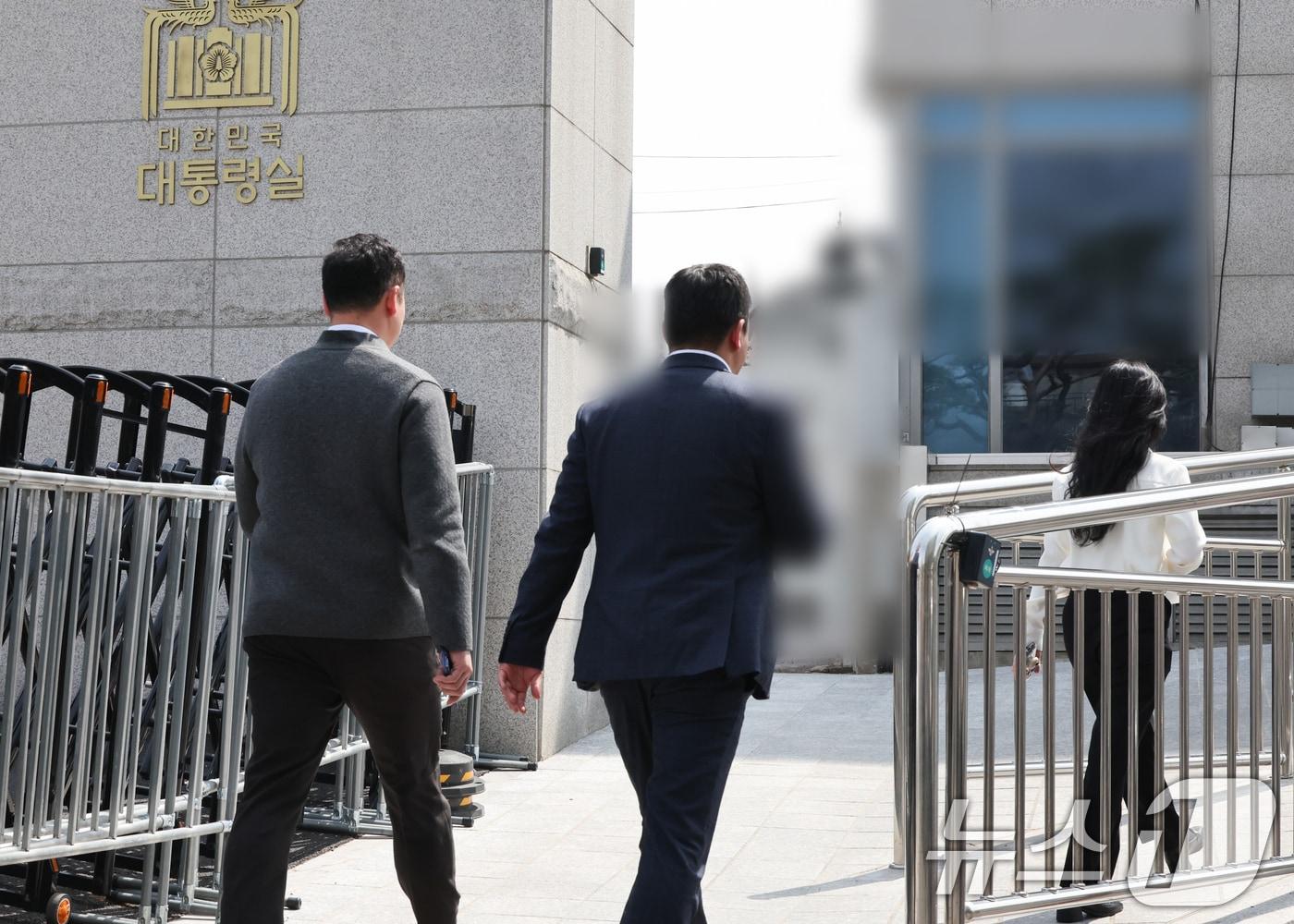 본문 이미지 - 대통령실 압수수색에 나선 경찰 비상계엄 특별수사단이 16일 서울 용산 대통령실 민원실 출입구로 들어서고 있다. 2025.4.16/뉴스1 ⓒ News1 허경 기자