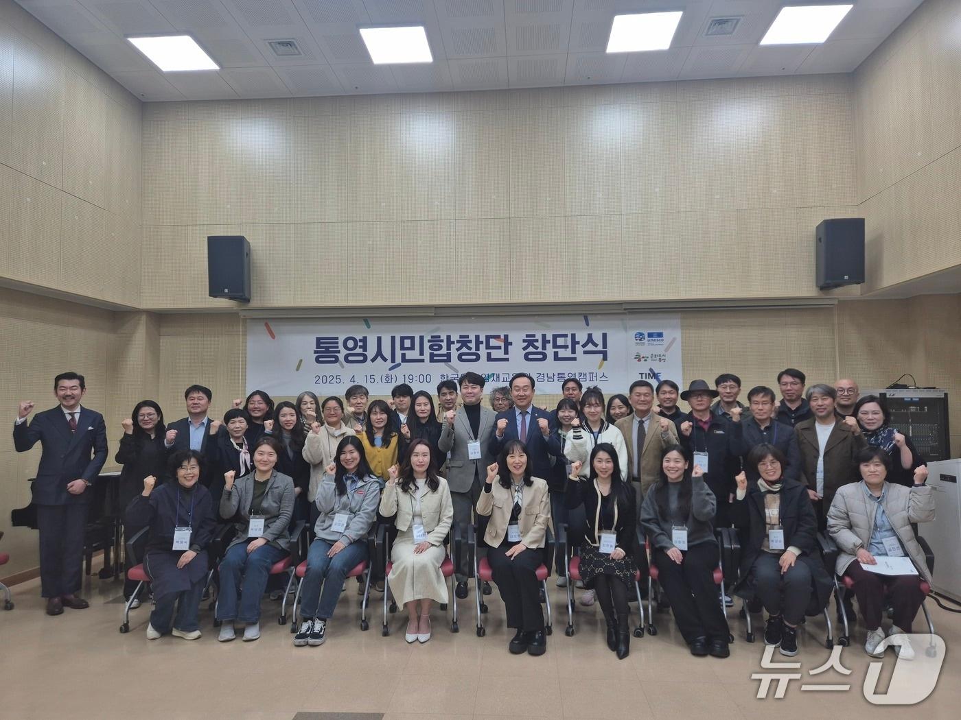 본문 이미지 - 통영시민합창단 단원과 강사진.(통영시 제공. 재판매 및 DB금지.)