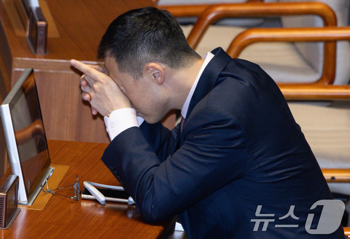 김상욱 국민의힘 의원이 16일 오후 서울 여의도 국회에서 열린 제424회 국회&#40;임시회&#41; 제 4차 본회의에서 생각에 잠겨 있다. 2025.4.16/뉴스1 ⓒ News1 이재명 기자