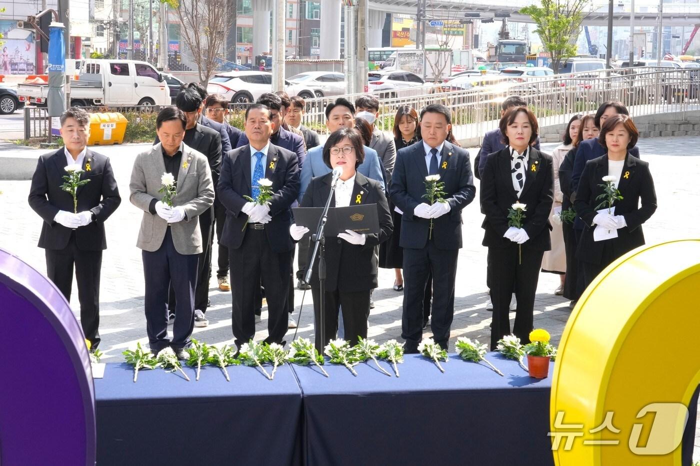 16일 오전 광주 남구의회 의원 등 30여 명이 백운광장 일대에서 세월호 11주기 추모식을 진행하고 있다.(광주 남구의회 제공. 재판매 및 DB 금지)