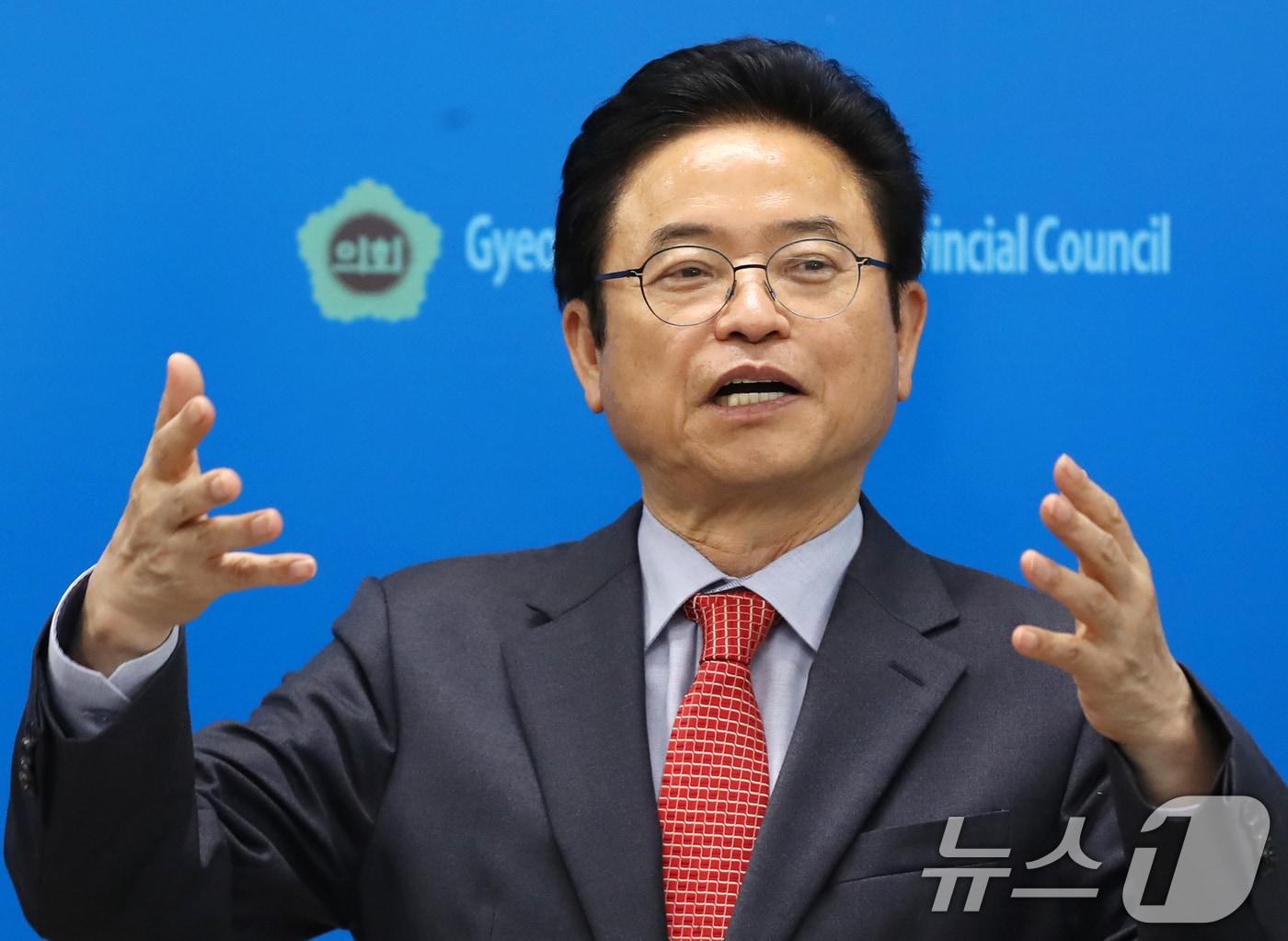 본문 이미지 - 국민의힘 대선 경선에 나선 이철우 경북도지사가 16일 오후 경남 창원시 의창구 경남도의회 브리핑룸에서 경남도 현안 기자회견을 열고 발언하고 있다. 2025.4.16/뉴스1 ⓒ News1 윤일지 기자