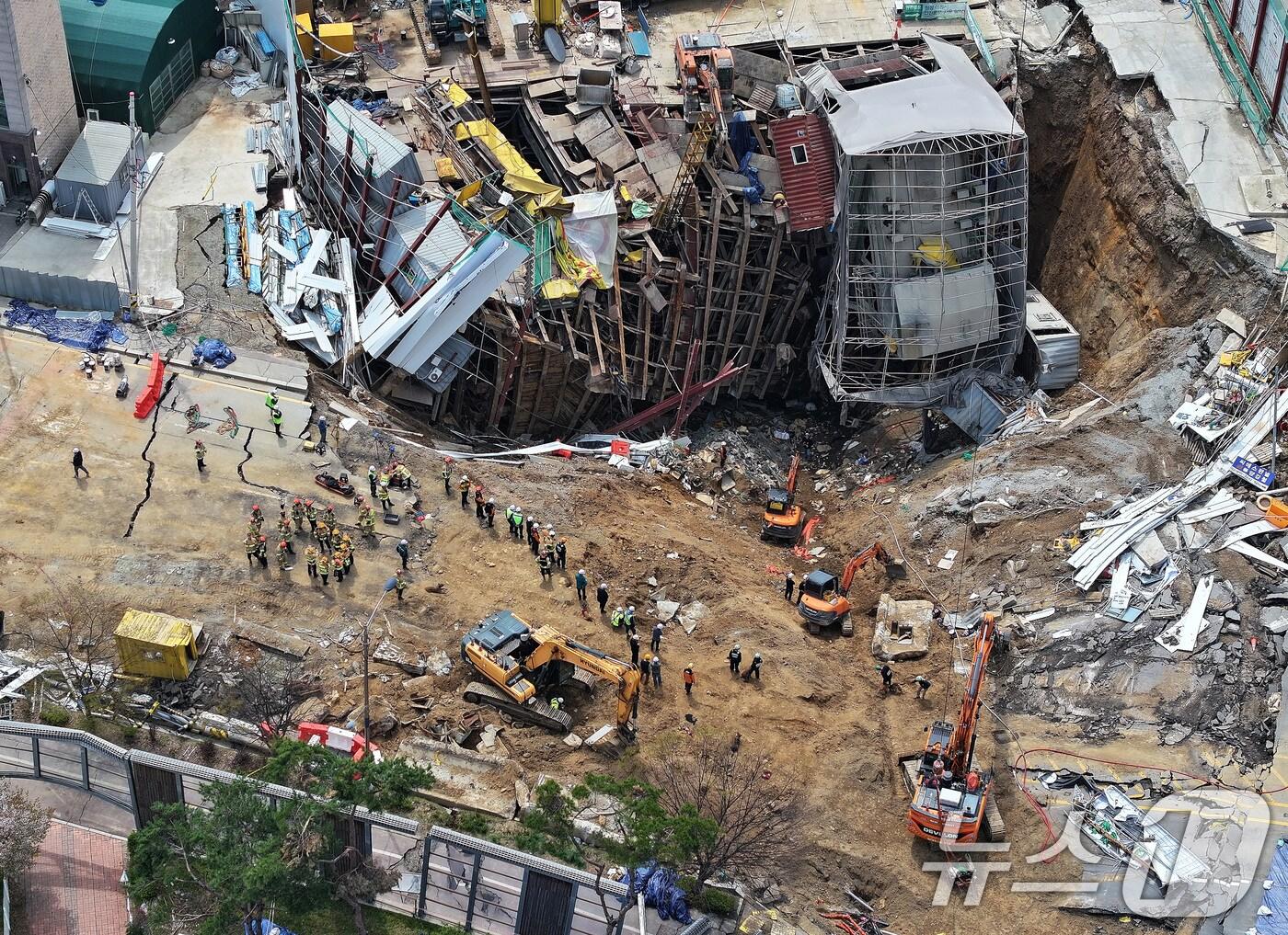 본문 이미지 - 경기 광명시 일직동 신안산선 복선전철 5-2공구 붕괴 현장에서 소방관 등 관계자들이 실종자 수색 작업을 이어가고 있다. 2025.4.16/뉴스1 ⓒ News1 이동해 기자