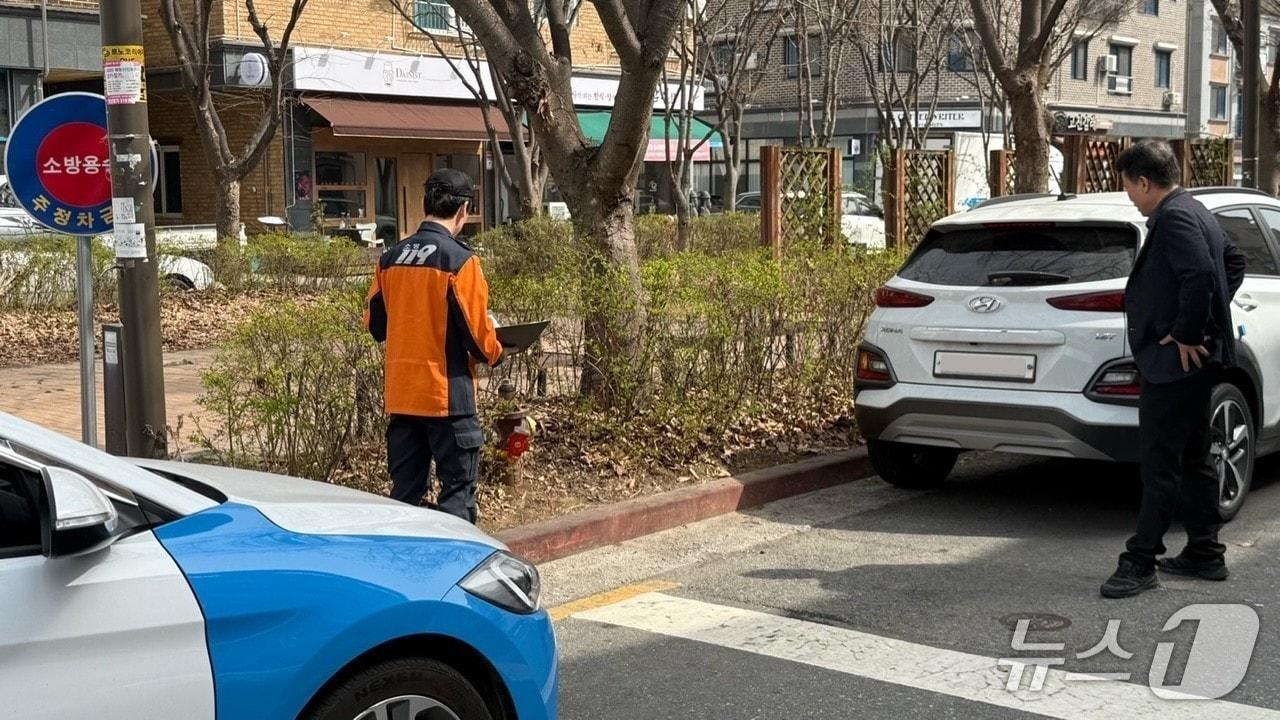 본문 이미지 - 전북자치도소방본부는 16일 전주시와 군산시 일대에서 소방용수시설 주변 불법 주‧정차 차량에 대한 지자체 합동단속을 실시했다고 밝혔다. (전북소방 제공. 재판매 및 DB금지)