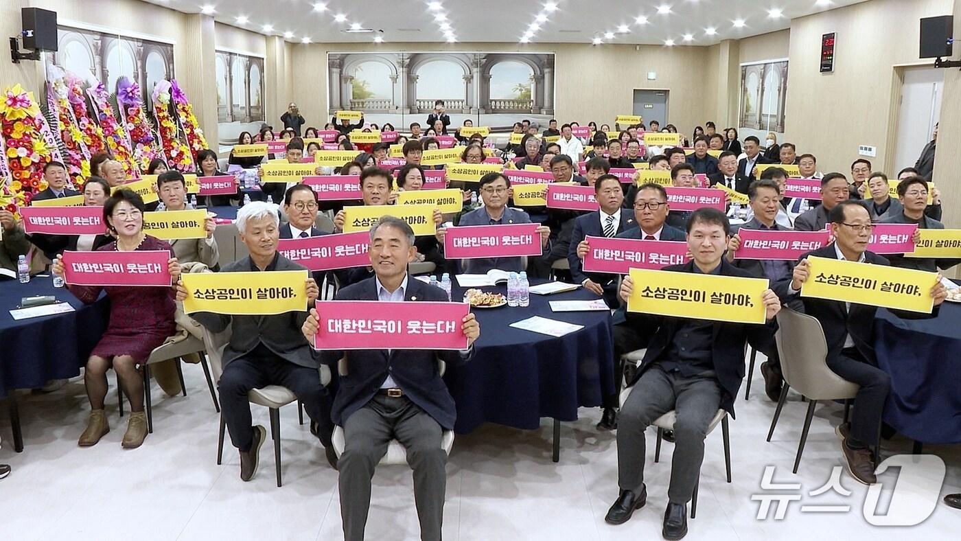 정읍시가 청년 일자리 확대와 지역 내 소비 활성화를 위해 민생안정 대책을 마련하고 추진한다. 정읍시 소상공인의 날 캠페인(정읍시 제공. 재판매 및 DB금지) 