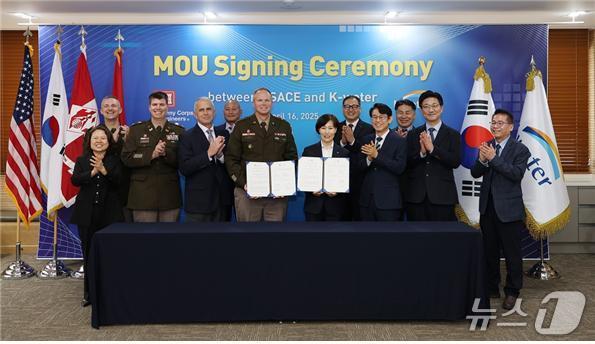 본문 이미지 - 가운데 오른쪽부터 구자영 한국수자원공사 기획부문장, 클리트 괴츠(Clete Goetz) 미육군공병단 태평양 사령부 사령관. (한국수자원공사 제공.재판매 및 DB금지)/뉴스1