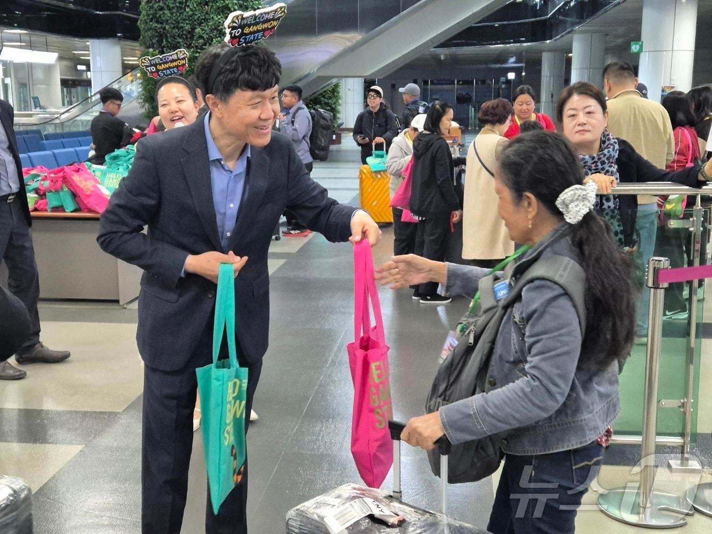 본문 이미지 - 강원도와 강원관광재단이 유치한 필리핀 마닐라~양양 노선 전세기로 양양국제공항에 도착한 필리핀 관광객들에게 손창환 강원도 글로벌본부장이 선물을 건네고 있다.(뉴스1 DB) ⓒ News1 윤왕근 기자