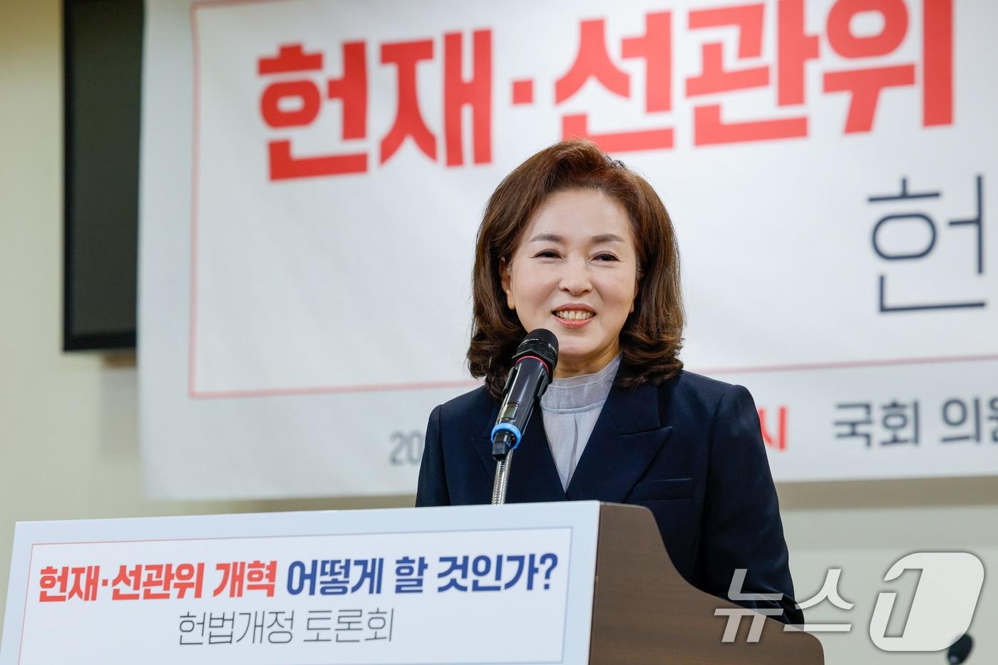 김민전 국민의힘 의원이 16일 서울 여의도 국회의원회관에서 열린 &#39;헌재·선관위 개혁 어떻게 할 것인가? 헌법개정 토론회&#39;에 참석해 인사말을 하고 있다. 2025.4.16/뉴스1 ⓒ News1 안은나 기자