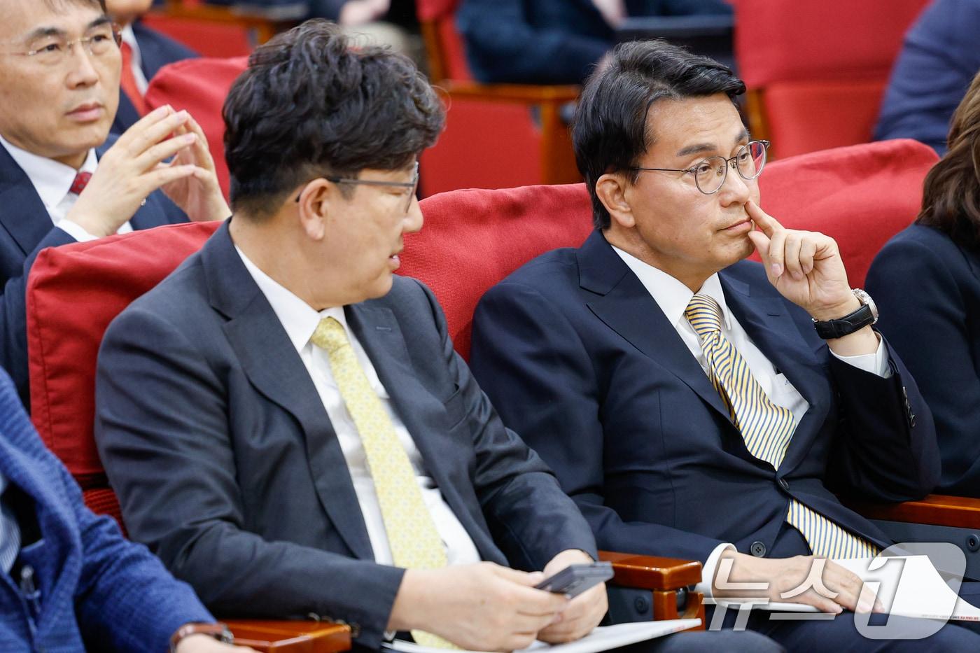 권성동 국민의힘 원내대표, 윤상현 의원이 16일 서울 여의도 국회의원회관에서 열린 '헌재·선관위 개혁 어떻게 할 것인가? 헌법개정 토론회'에 참석해 대화하고 있다. 2025.4.16/뉴스1 ⓒ News1 안은나 기자