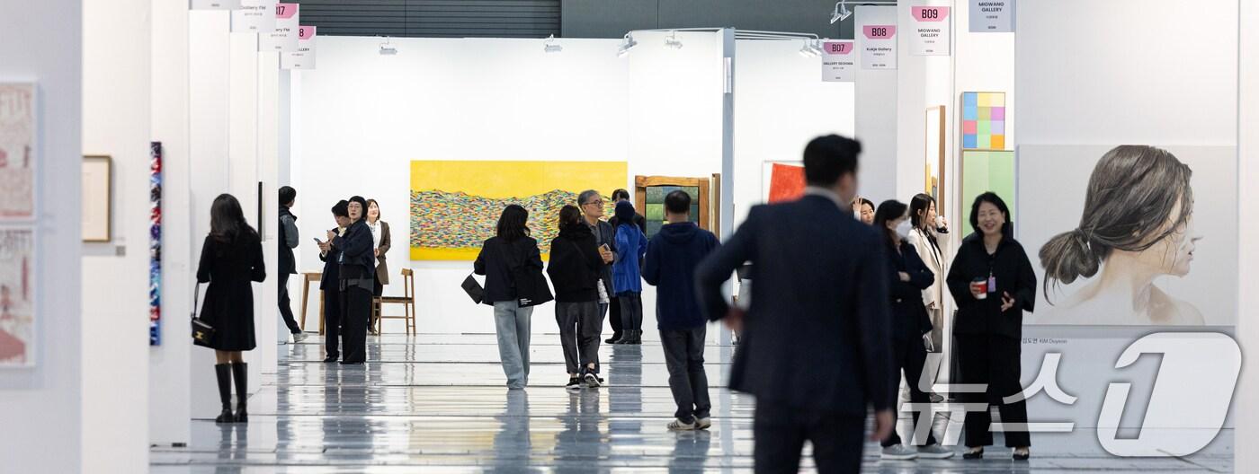 16일 서울 강남구 코엑스에서 열린 &#39;2025 화랑미술제&#39;에 작품들이 전시돼 있다. 168개 협회 회원 화랑이 참여해 열리는 이번 화랑미술제는 오는 16일부터 20일까지 코엑스 A, B 홀에서 열린다. 2025.4.16/뉴스1 ⓒ News1 이승배 기자