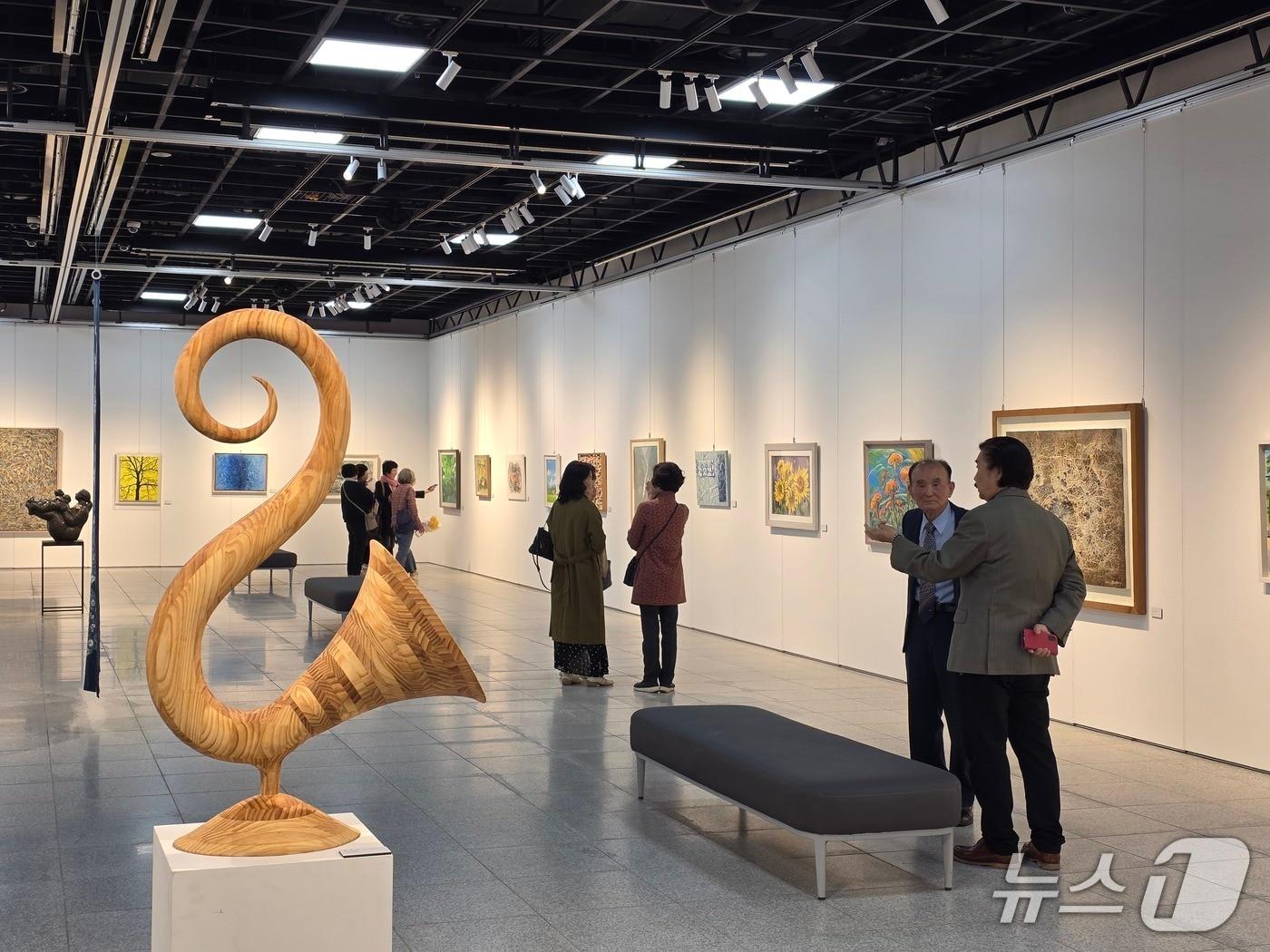 본문 이미지 - 충북교육문화원 기획전시 '다시 스승을 만나다'.(충북교육청 제공. 재판매 및 DB금지)/뉴스1