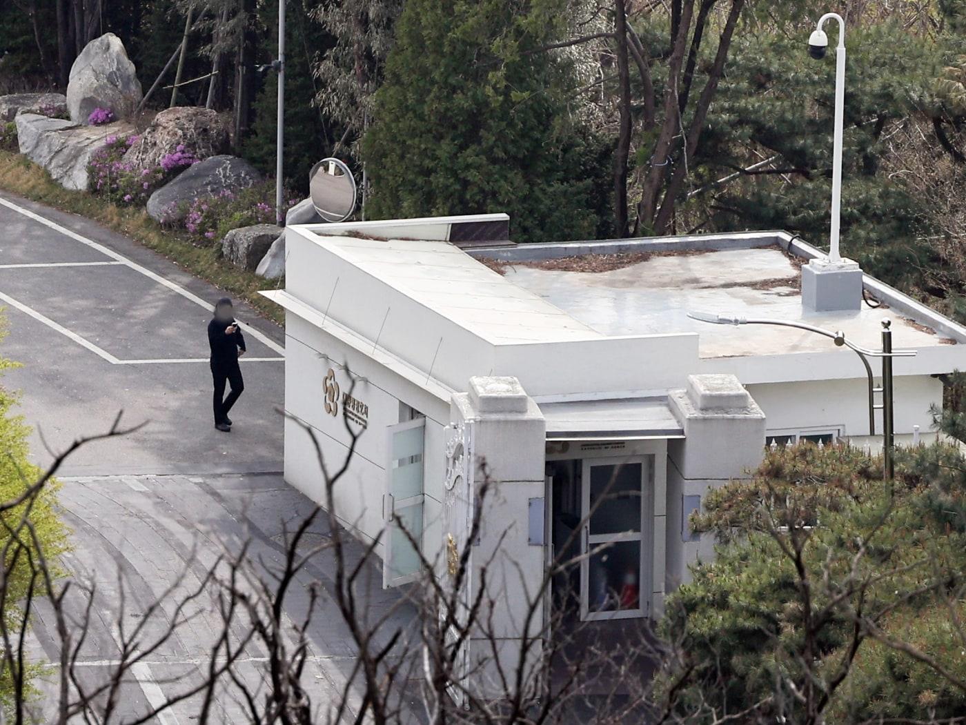 본문 이미지 - 16일  오후 서울 용산구 한남동 공관촌 출입문 앞에서 관계자가 이동하고 있는 모습. 2025.4.16/뉴스1 ⓒ News1 황기선 기자