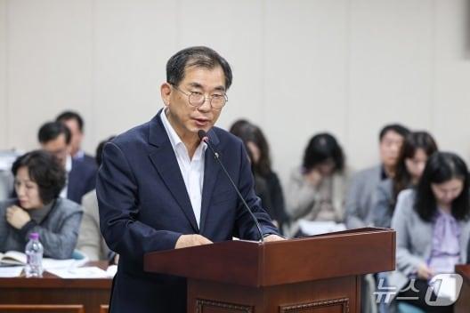 본문 이미지 - 최병용 전남도의원이 '전남도 선배시민 지원 조례안'에 대한 제안설명을 하고 있다.(전남도의회 제공, 재판매 및 DB 금지) 