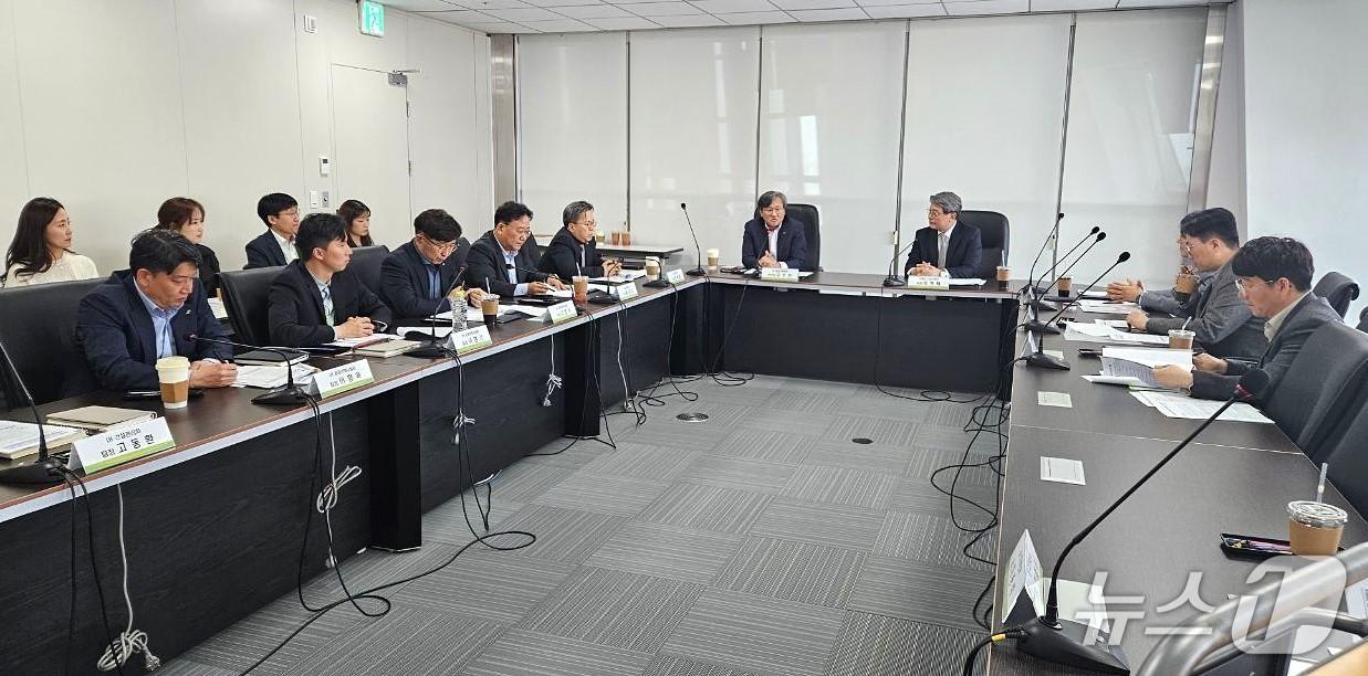 본문 이미지 - 권혁재 조달청 시설사업국장(오른쪽 세번째)이 현장 간담회'에서 공공주택 계약 적기공급과 품질 향상을 위한 방안에 대해 논의하고 있다.조달청 제공.재판매 및 DB금지)/뉴스1