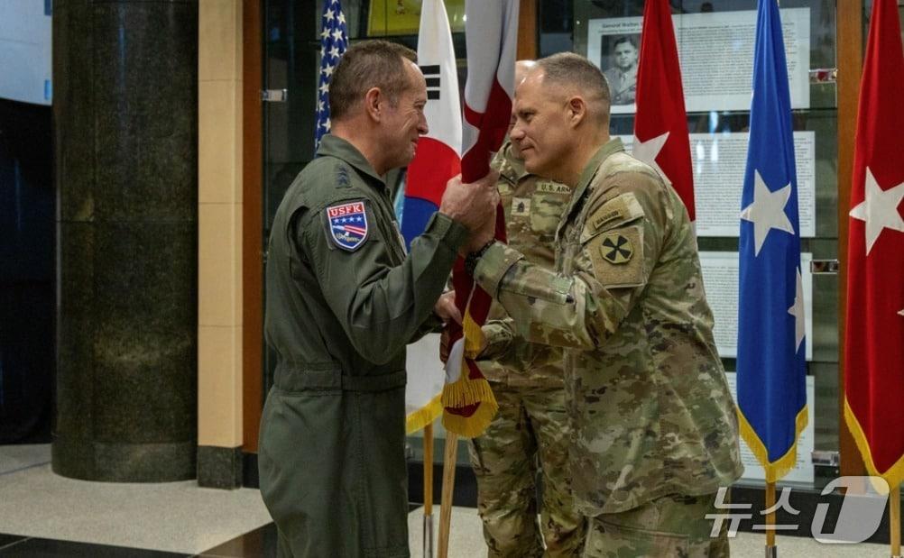 본문 이미지 - 16일 경기 평택 주한미군 기지 캠프 험프리스에서 열린 주한 미8군 사령관 이임식에서 크리스토퍼 라네브 중장(오른쪽)이 데이비드 아이버슨 주한미군 부사령관에게 주한미군 기를 넘겨주고 있다. (주한미군 제공)