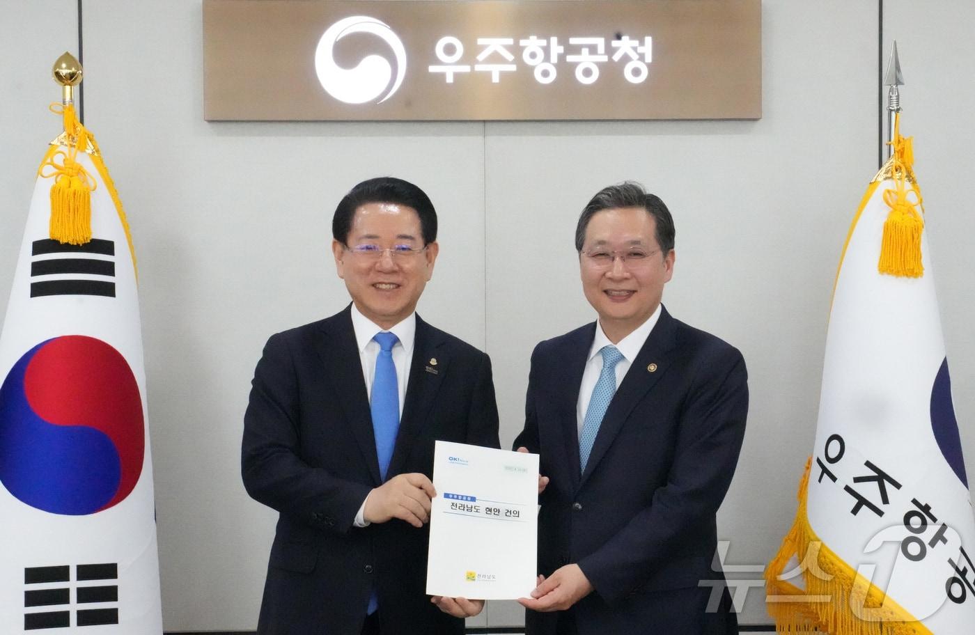 김영록 전라남도지사가 16일 오후 경남 사천 우주항공청을 방문, 윤영빈 우주항공청장과 면담을 갖고 ‘제2우주센터 고흥 나로우주센터 인근 유치’ 및 ‘사이언스 콤플렉스 예비타당성조사 대상 사업 선정 협력’ 등 도 현안 해결을 위한 건의 및 협조를 요청하고 있다..(전남도 제공. 재판매 및 DB금지) 2025.4.16/뉴스1 ⓒ News1