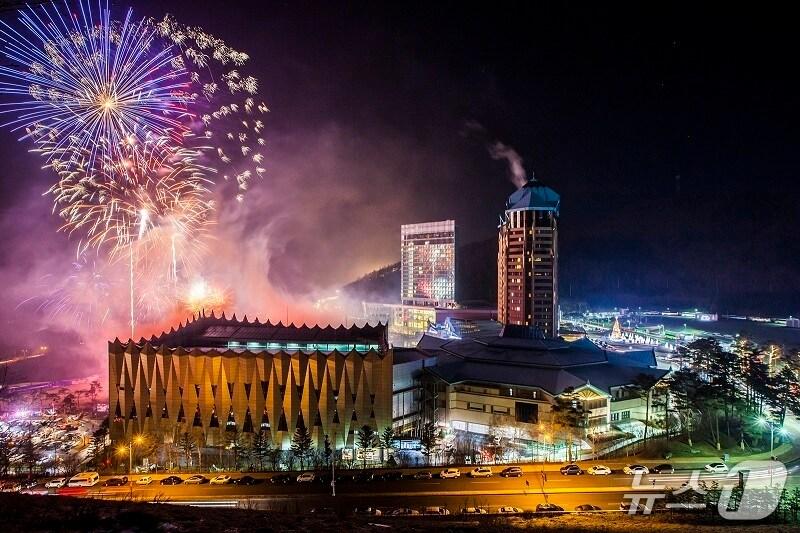 본문 이미지 - 강원랜드가 운영하는 하이원리조트의 불꽃놀이 행사 자료 사진. (재판매 및 DB금지)/뉴스1