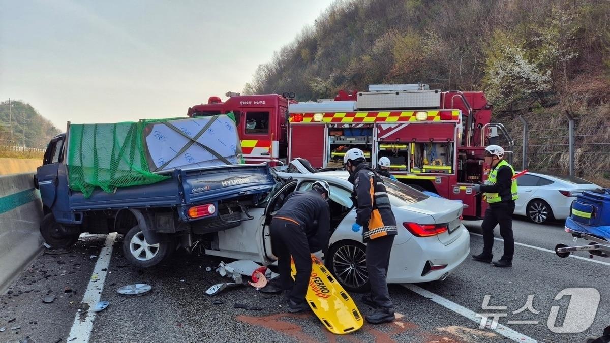 본문 이미지 -  16일 오전 7시 38분께 충남 논산 벌곡면 호남고속도로 상행선 부근에서 화물차와 승용차 등 3중 추돌 사고가 발생해 운전자 1명이 심정지 상태로 병원으로 이송됐으며 2명이 경상을 입고 치료 중이다. (논산소방서 제공. 재판매 및 DB금지) /뉴스1