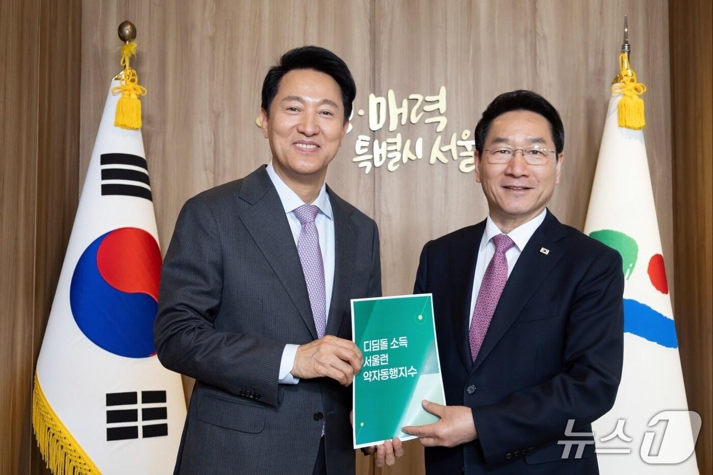 본문 이미지 - 유정복 인천시장이 16일 오세훈 서울시장을 만나 사진을 촬영하고 있다. (유정복 캠프 제공) / 뉴스1