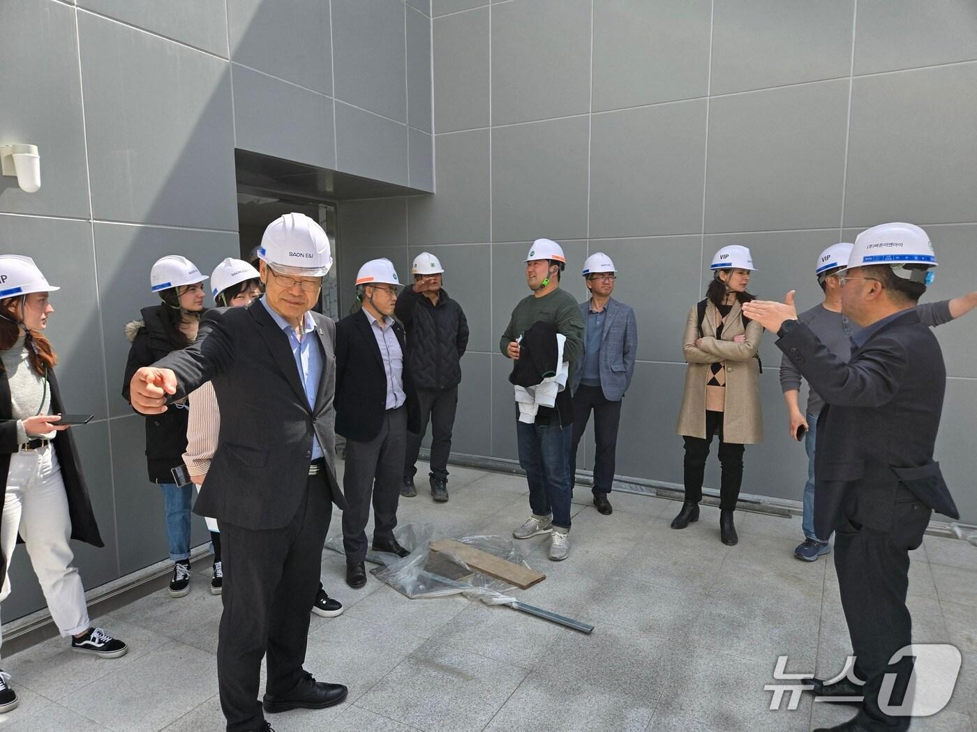 본문 이미지 - 세계올림픽도시연맹 사무국의 멜라니 듀팍 사무국장과 실무자들이 지난 15일부터 오는 17일까지 강원 평창군에서 평창군 관계자들과 '2025 세계올림픽 도시연맹총회'를 열기 위한 개최지 실사에 나서고 있다. (평창군 제공. 재판매 및 DB금지) 2025.4.16/뉴스1