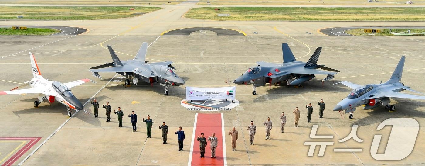 한국 공군과 UAE 공군, KAI 주요 관계자들이 지난 4월 KF-21 포괄적 협력에 관한 의향서를 체결한 뒤 국산 항공기를 배경으로 기념 촬영을 하고 있다. (공군 제공. 재판매 및 DB 금지) 2025.4.16/뉴스1