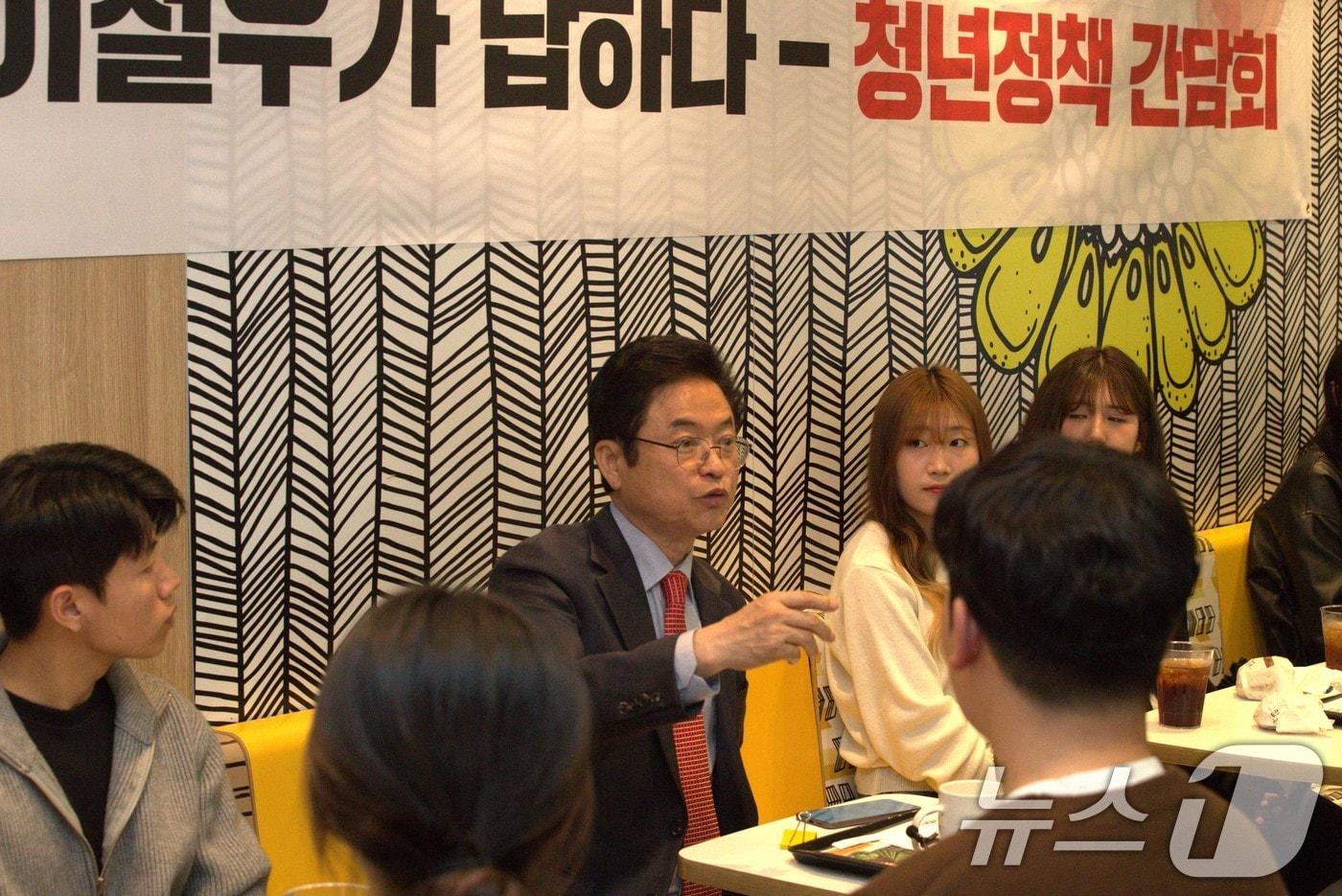 본문 이미지 - 경북도는 청년을 19세 이상 39세 이하로 규정하고 있지만, 도내 22개 시군은 지역 여건에 따라 15세에서 최대 49세까지로 폭넓게 정하고 있다./뉴스1